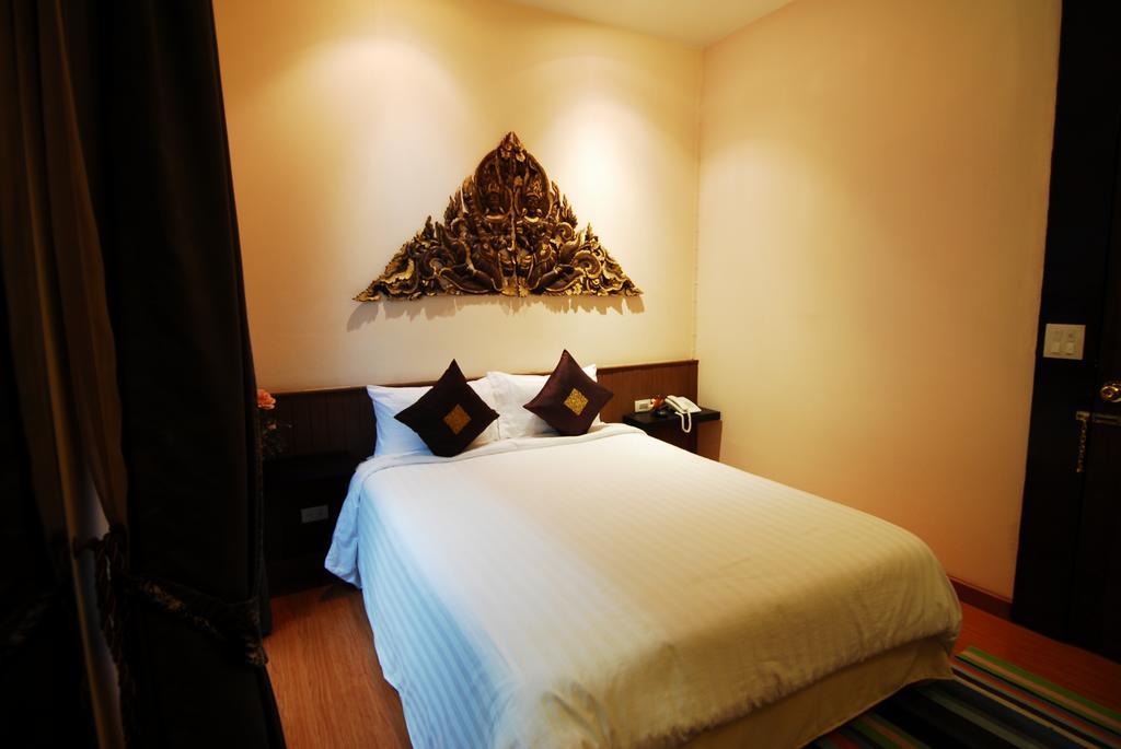 Coral Grand Place Bangkok Exterior photo