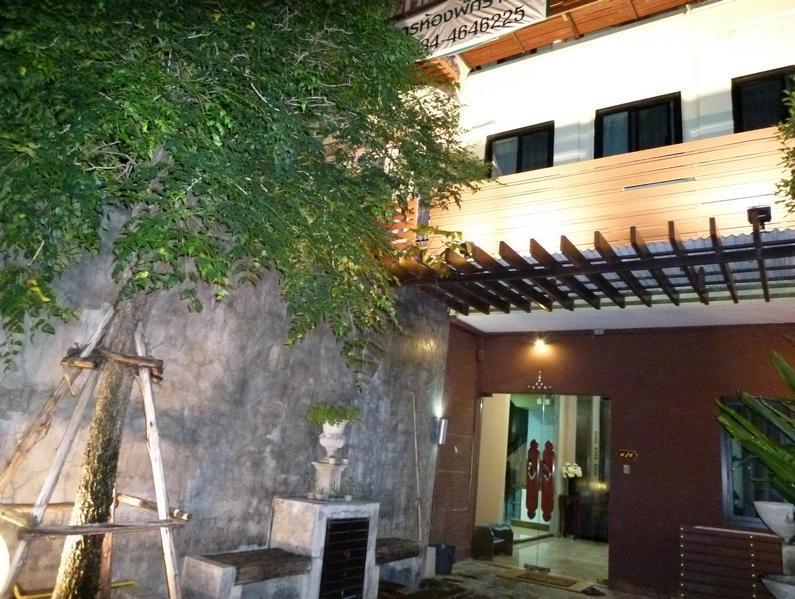 Coral Grand Place Bangkok Exterior photo